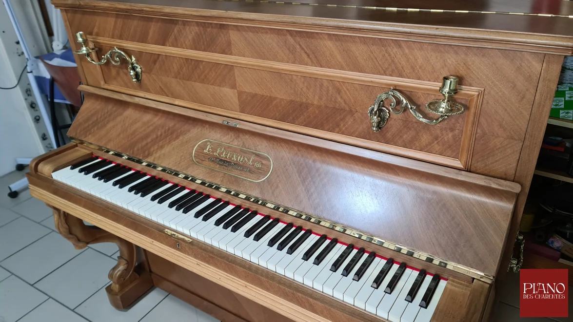 Piano droit ancien PRUVOST 1905 en noyer frisé