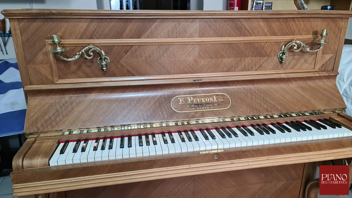 Piano droit ancien PRUVOST 1905 en noyer frisé