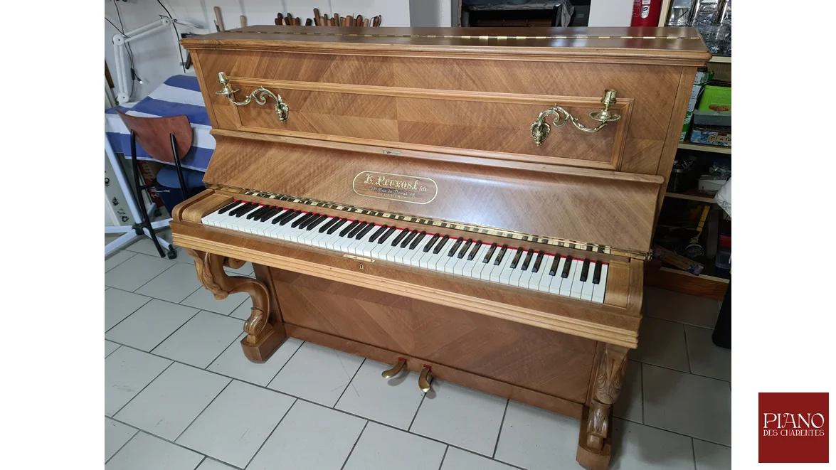 Piano droit ancien PRUVOST 1905 en noyer frisé