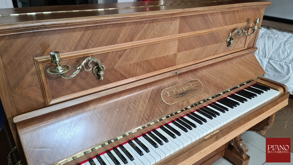 Piano droit ancien PRUVOST 1905 en noyer frisé