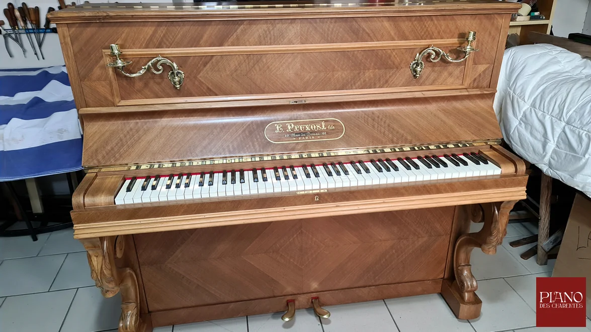 Piano droit ancien PRUVOST 1905 en noyer frisé