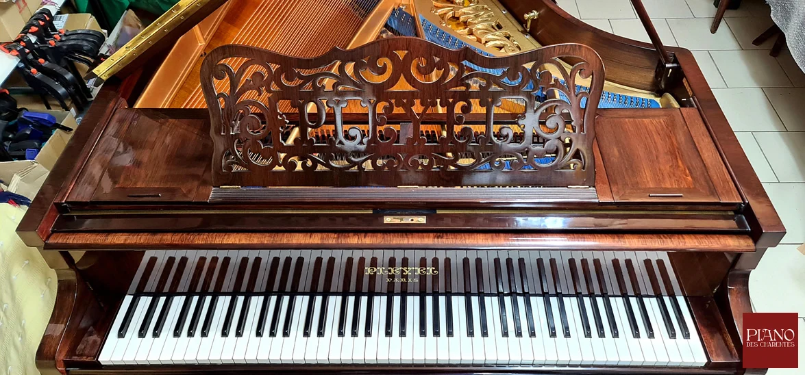 Pupitre de piano à queue chantourné typique de chez PLEYEL 1903, en palissandre de RIO.