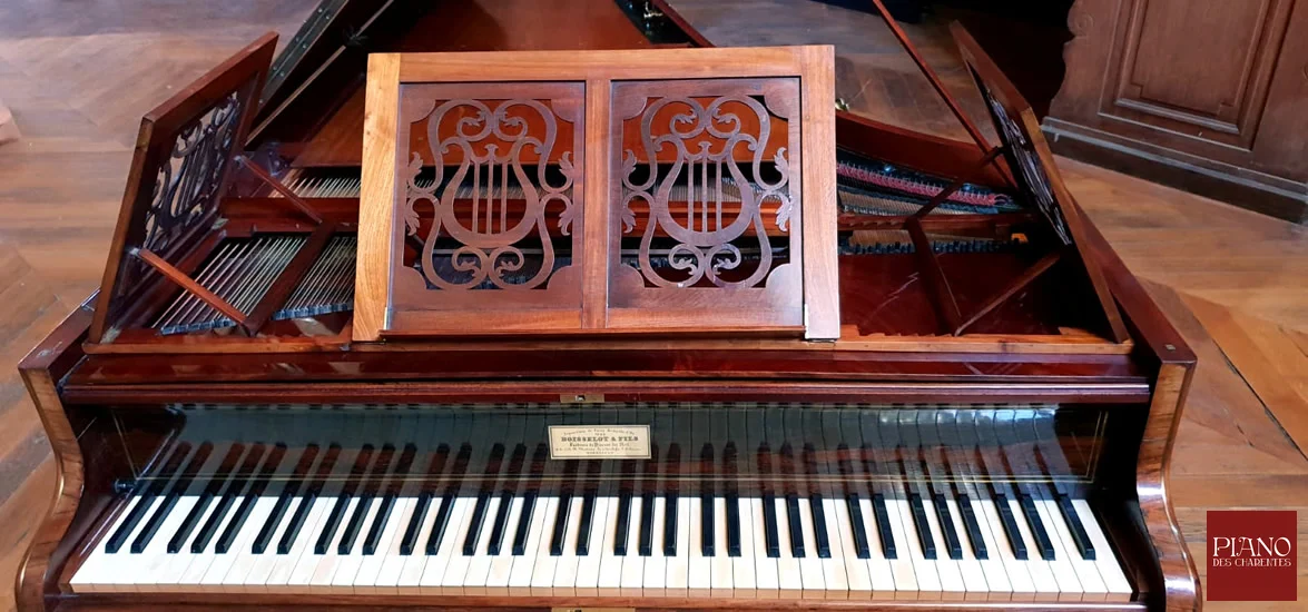Pupitre de piano à queue chantourné BOISSELOT & FILS 1839, en acajou de Cuba.