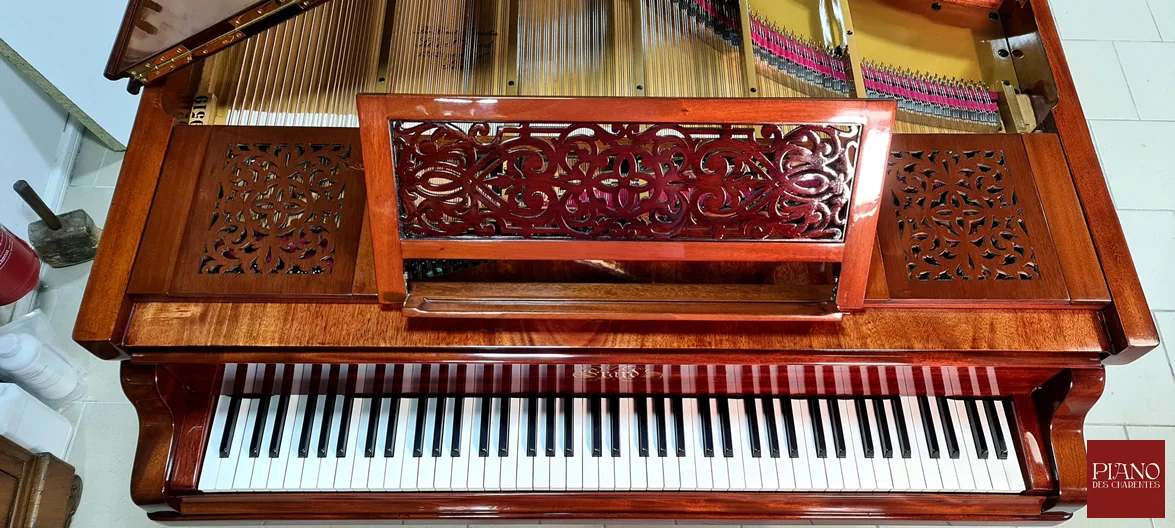 Pupitre de piano à queue ancien ERARD 1893 en acajou de Cuba, finition vernis au tampon.