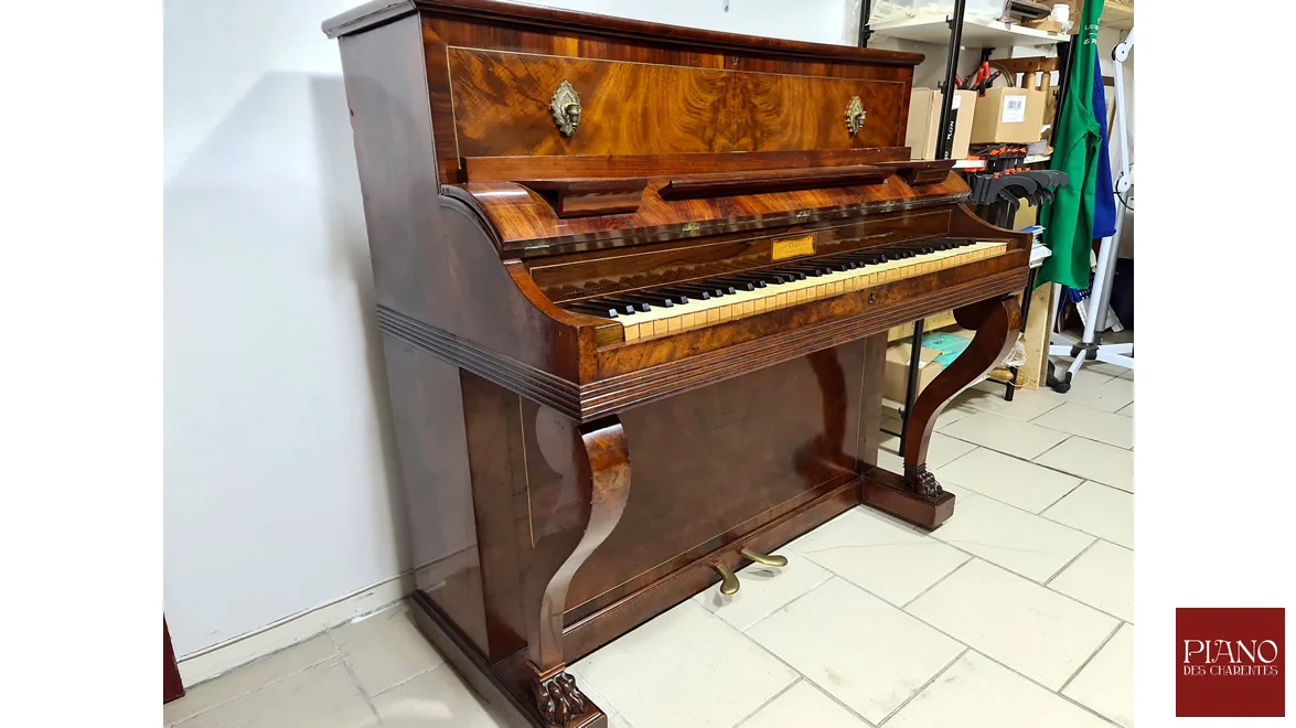 PLEYEL Pianino 1837 Acajou de Cuba ronceux filet de laiton et pattes de Lion