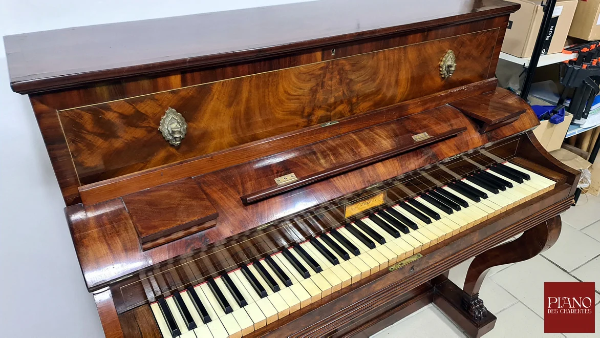 PLEYEL Pianino 1837 Acajou de Cuba ronceux filet de laiton et pattes de Lion