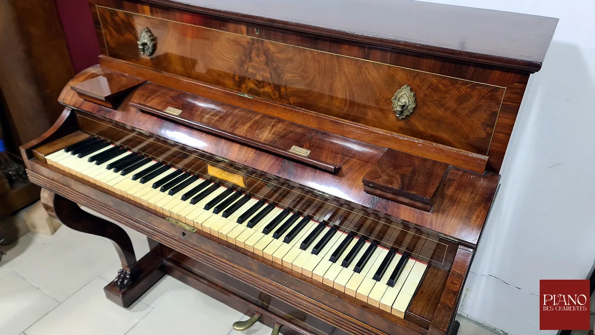 PLEYEL Pianino 1837 Acajou de Cuba ronceux filet de laiton et pattes de Lion