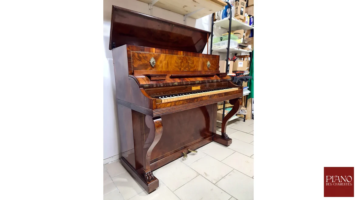 PLEYEL Pianino 1837 Acajou de Cuba ronceux filet de laiton et pattes de Lion