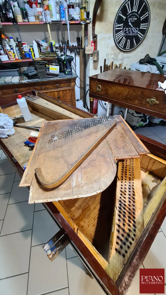 Dépose de la table d'harmonie sur un piano carré 1810