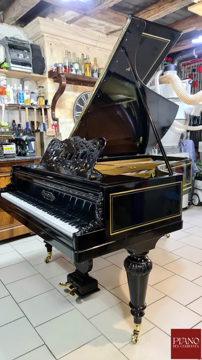 Piano à queue ancien PLEYEL vernis au tampon noir
