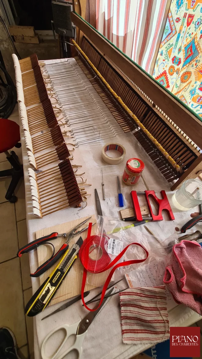 Remontage des marteaux sur un Pianino PLEYEL 1860