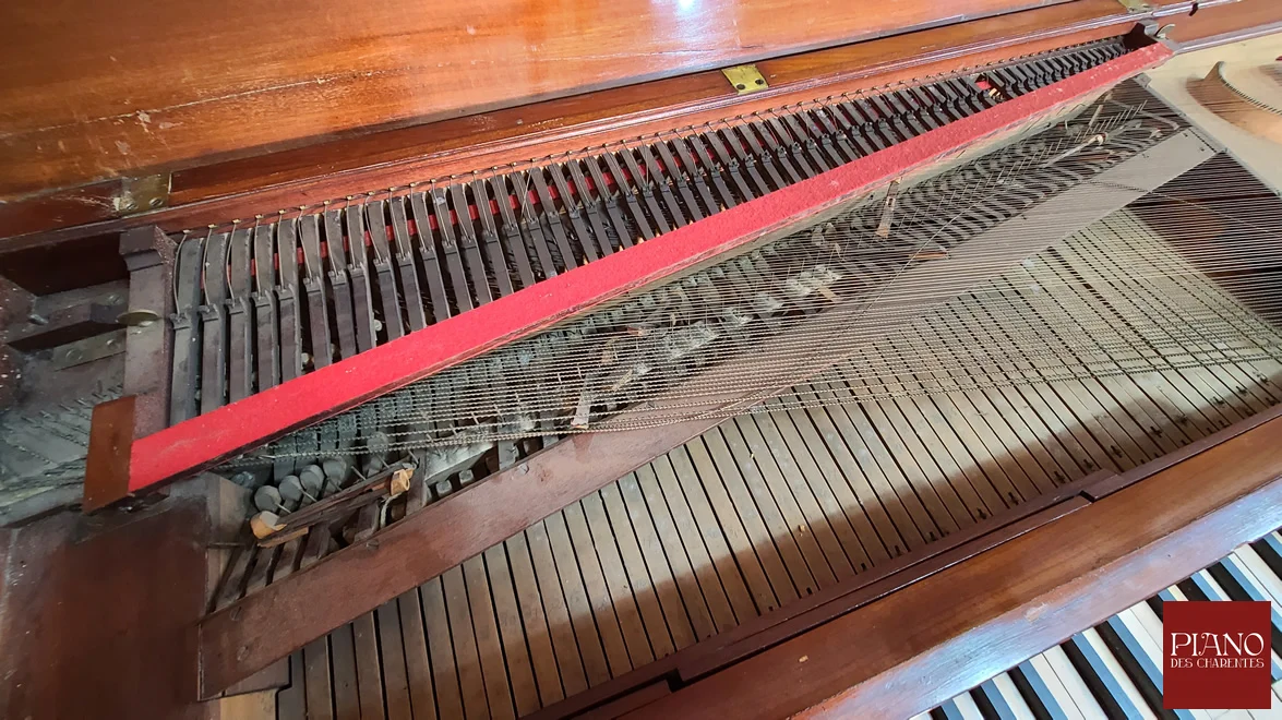 Piano forte ERARD carré 1789 étouffoirs et cordes filées claires