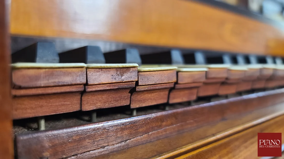 Piano forte ERARD carré 1789 frontons des touches en ivoires