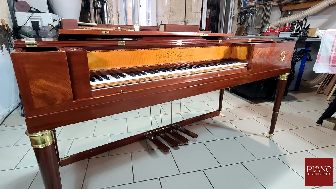 Piano forte ERARD Carré acajou de Cuba ronceux 1811