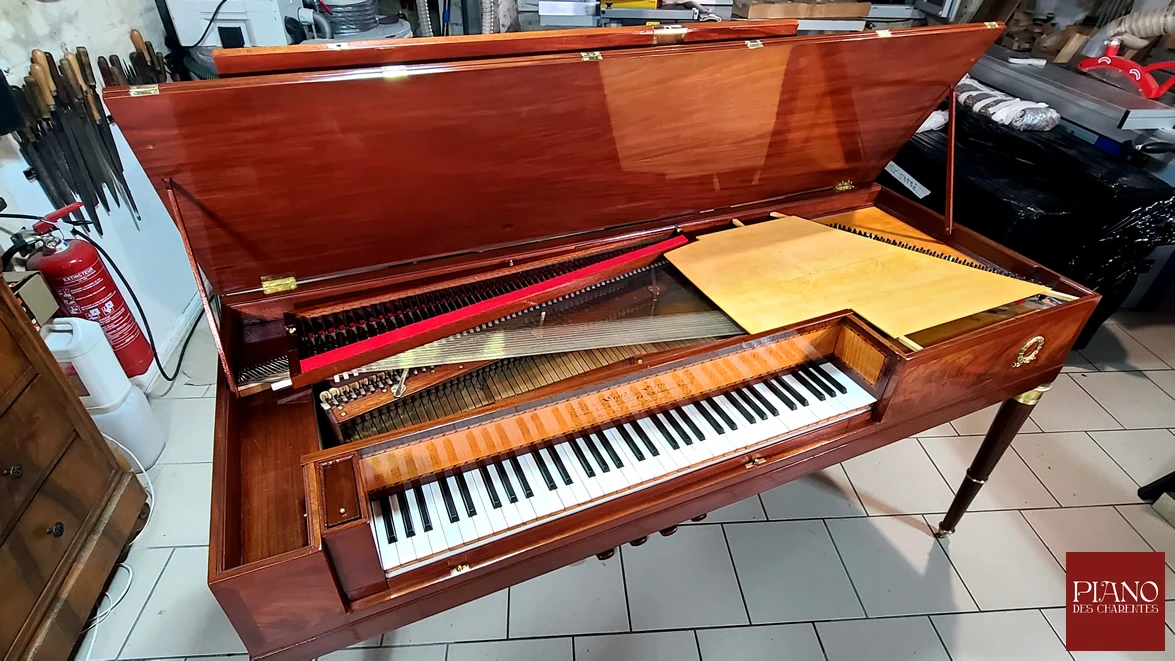 Piano forte ERARD Carré acajou de Cuba ronceux 1811