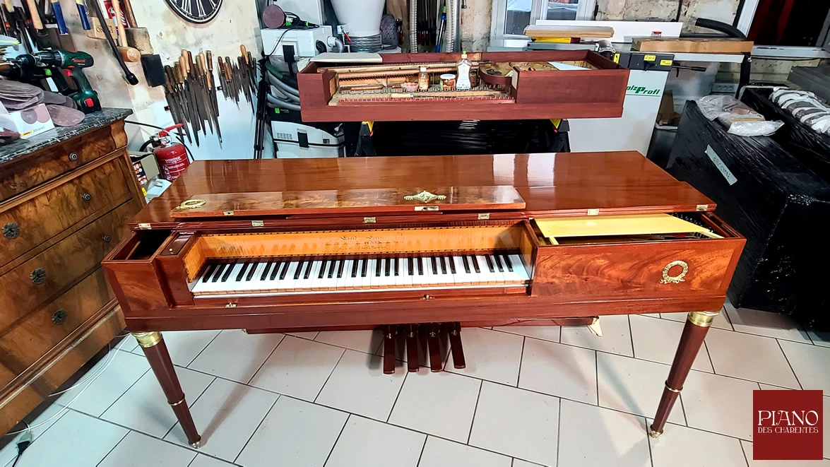 Piano forte ERARD Carré acajou de Cuba ronceux 1811