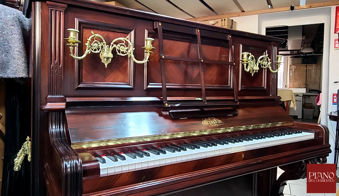 Piano droit oblique ERARD 1899 palissandre frisé