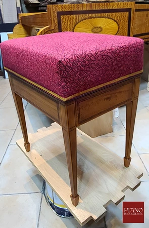 Couturière d'art en restauration de tissu de banquette et tabouret de piano