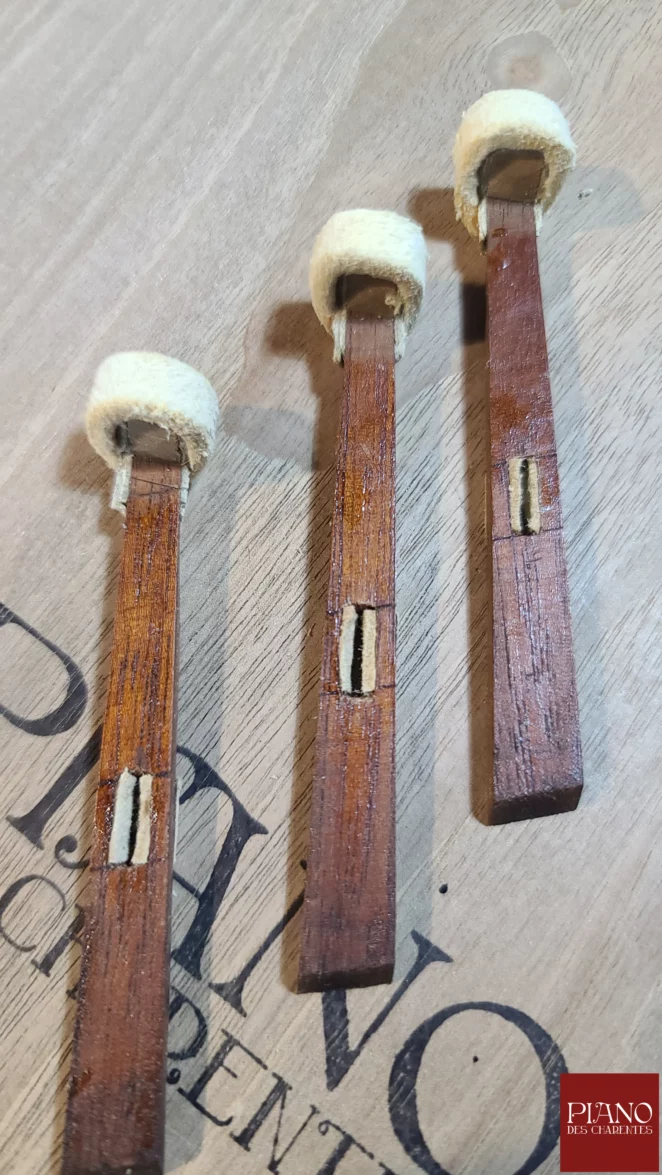 bressler 1810 regarnissage en peaux des marteaux