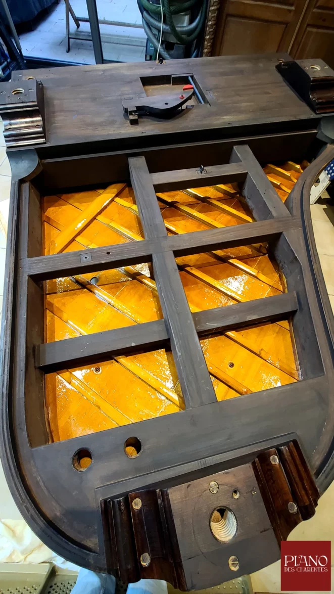 gaveau 1910 finition du dessous du piano